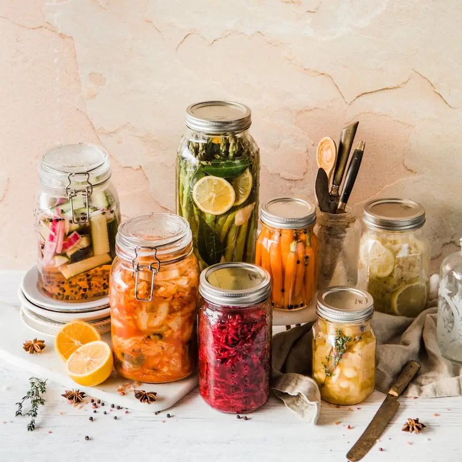 Macération : bocaux en verre où les piments fermentent en saumure, ambiance apothicaire chaleureuse.