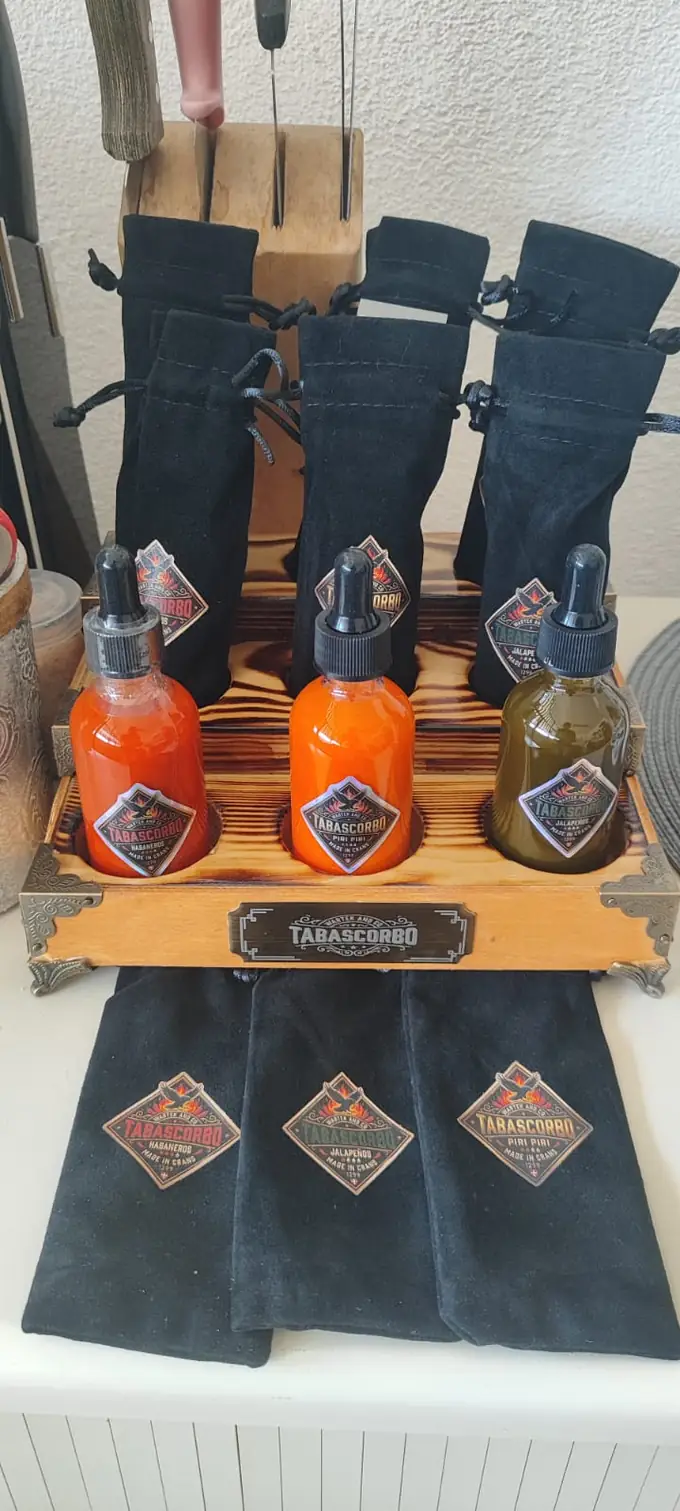 Coffret : flacons Tabascorbo dans le coffret en bois brûlé avec les pochettes de velours noir.